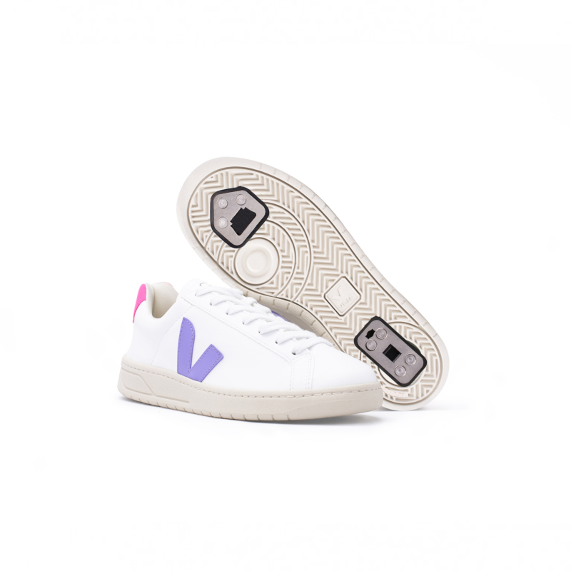 Pair of sneakers VEJA Urca White Lavender Flaneurz with view on the Flaneurz mechanical system