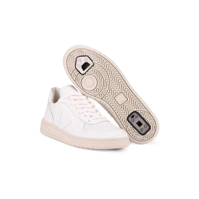 Pair of sneakers VEJA V-10 LEATHER EXTRA WHITE Flaneurz with view on the Flaneurz mechanical system