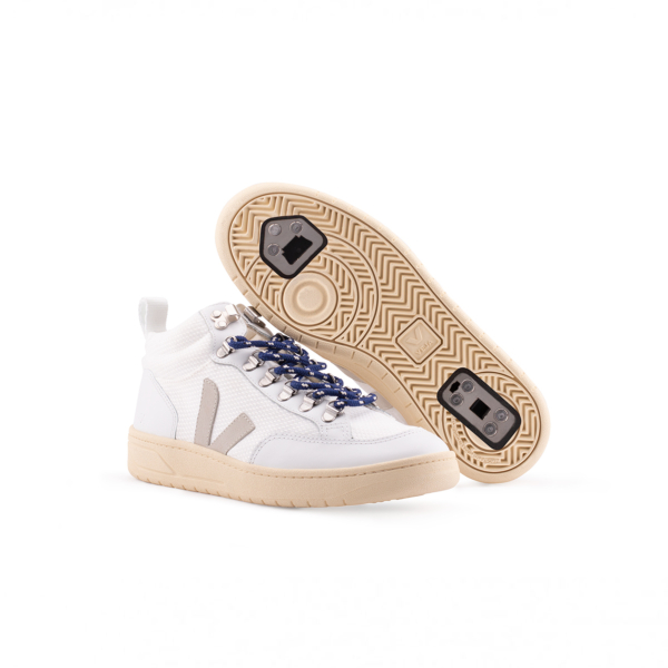 Pair of sneakers VEJA Roraima White Natural Butter Flaneurz with view on the Flaneurz mechanical system