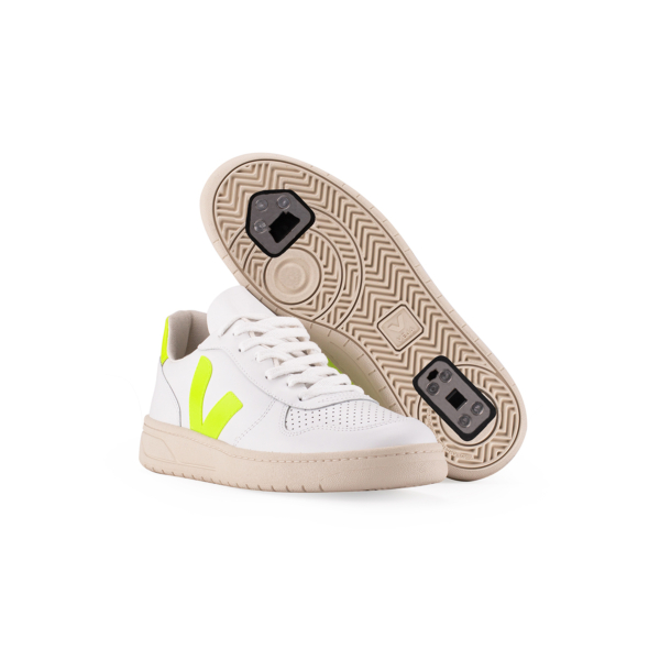 Pair of sneakers VEJA V-10 LEATHER - WHITE JAUNE Flaneurz with view on the Flaneurz mechanical system