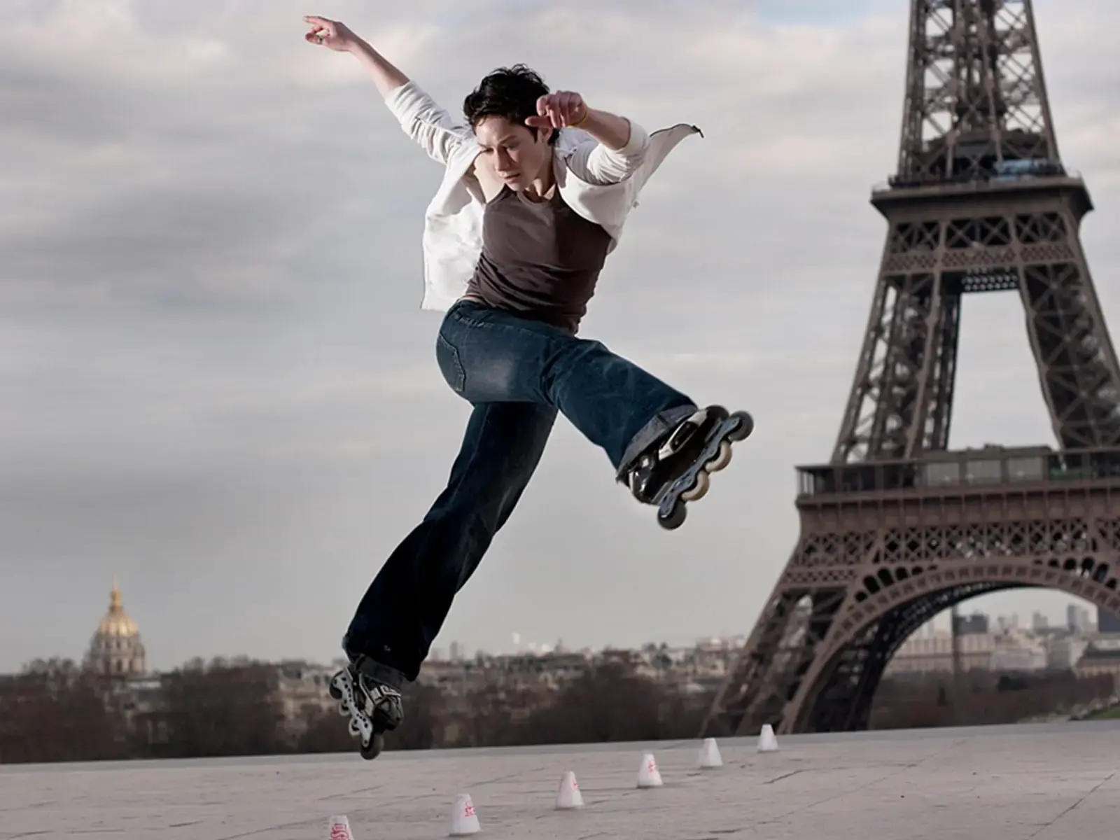 Chloe Seyres skating in paris