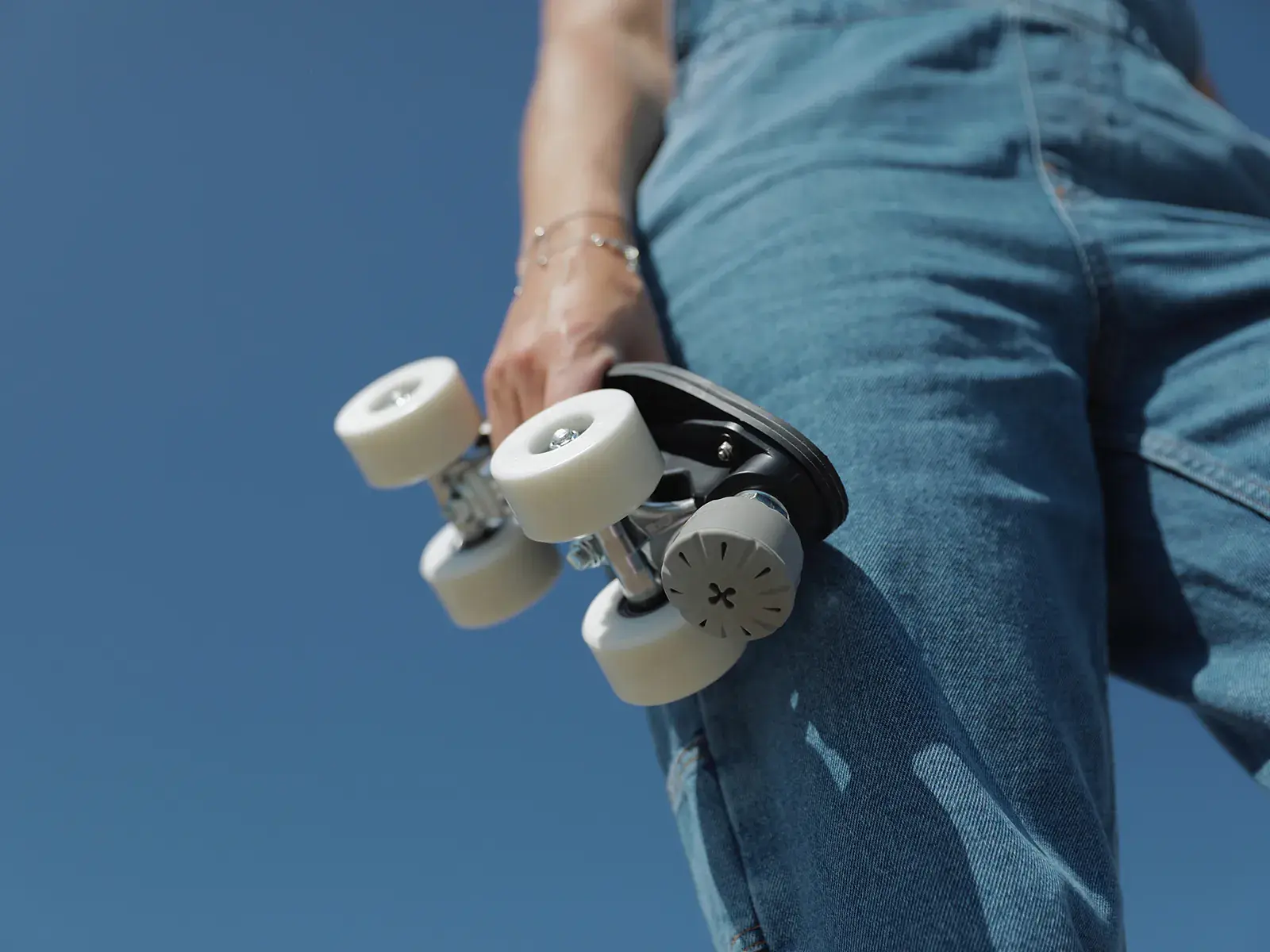 a hand holding the rolling part of flaneurz