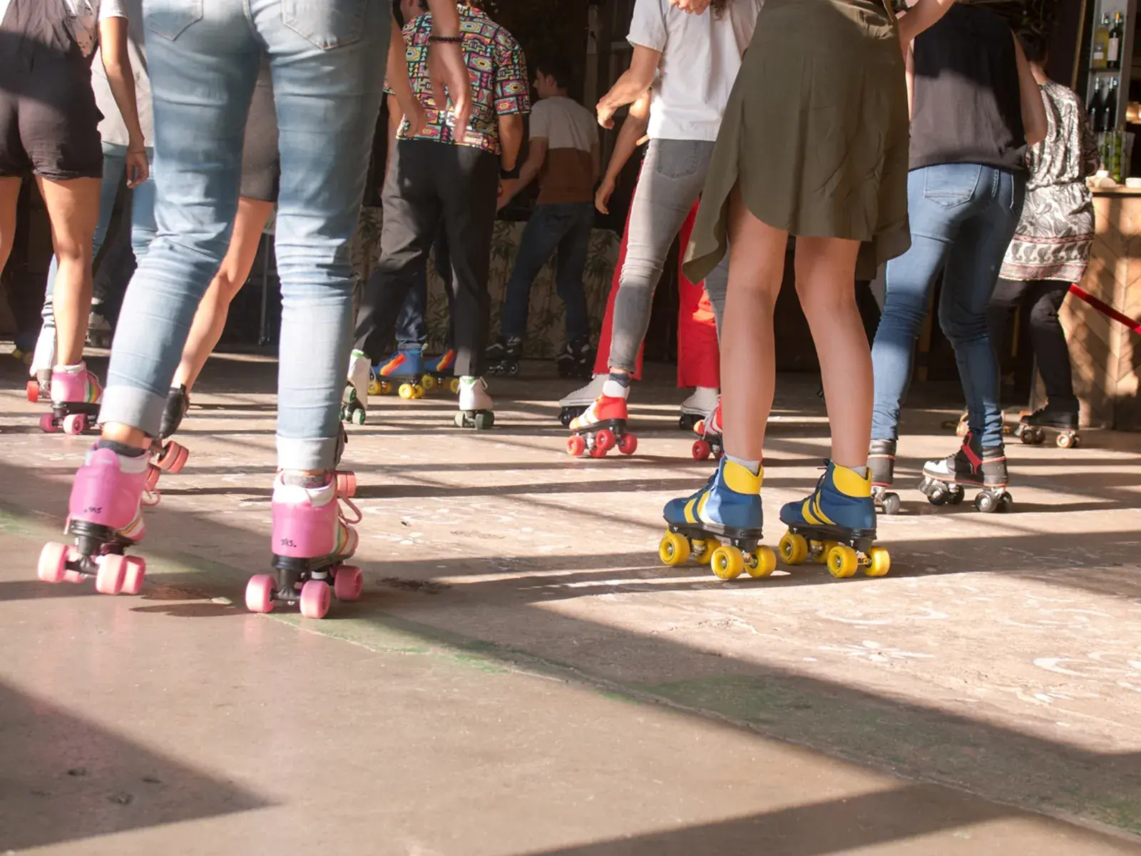 roller skating in group flaneurz