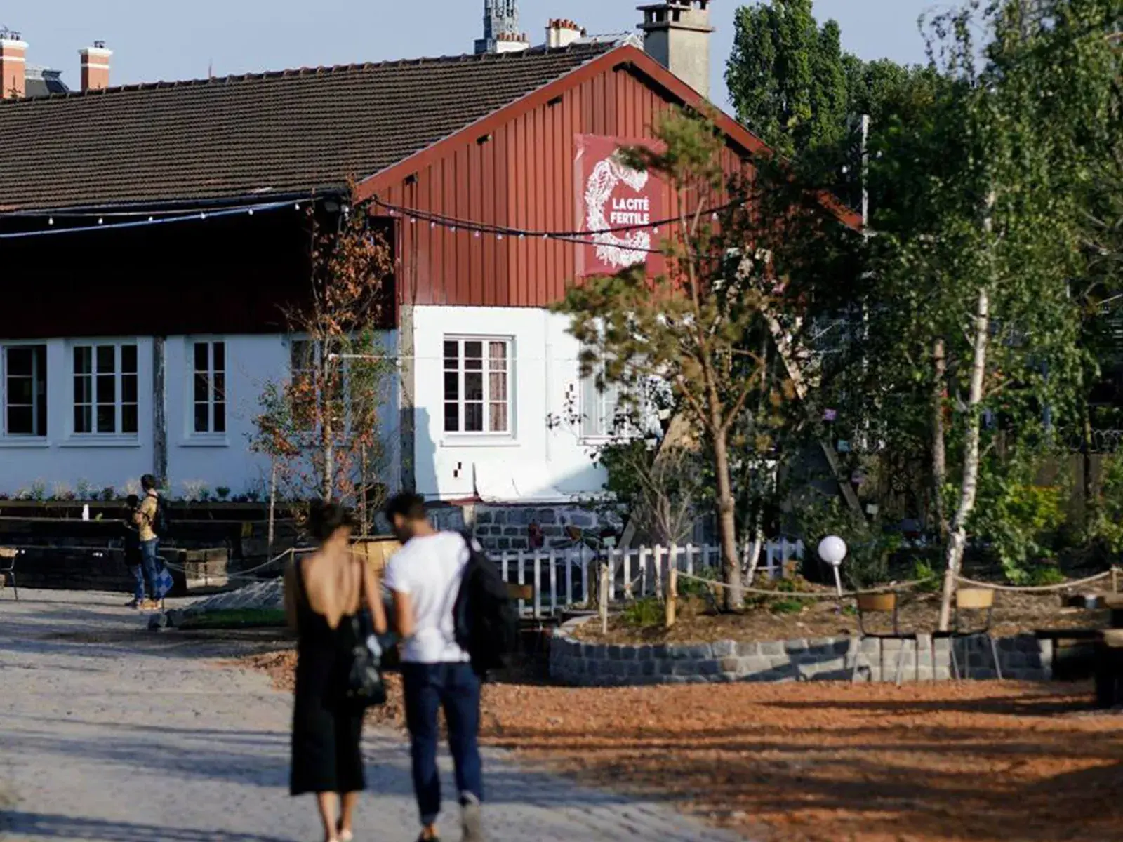 la cité fertile in the background