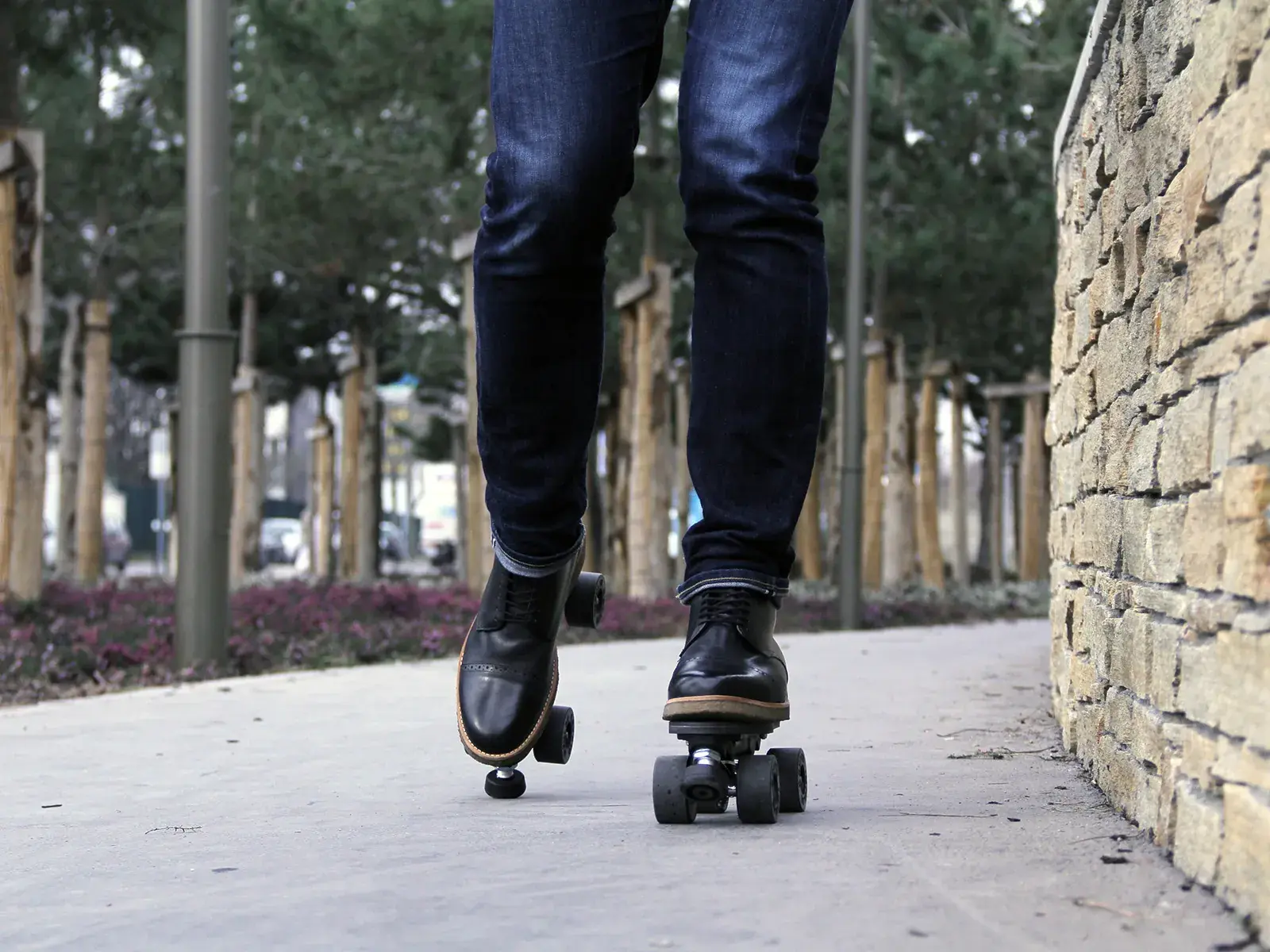a man using roller skates black to transport in the city 