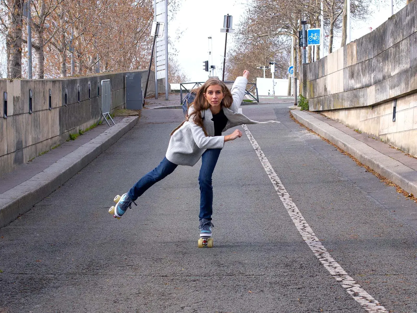 professional skates amandine rolling in the city with her sneakers with wheels from flaneurz
