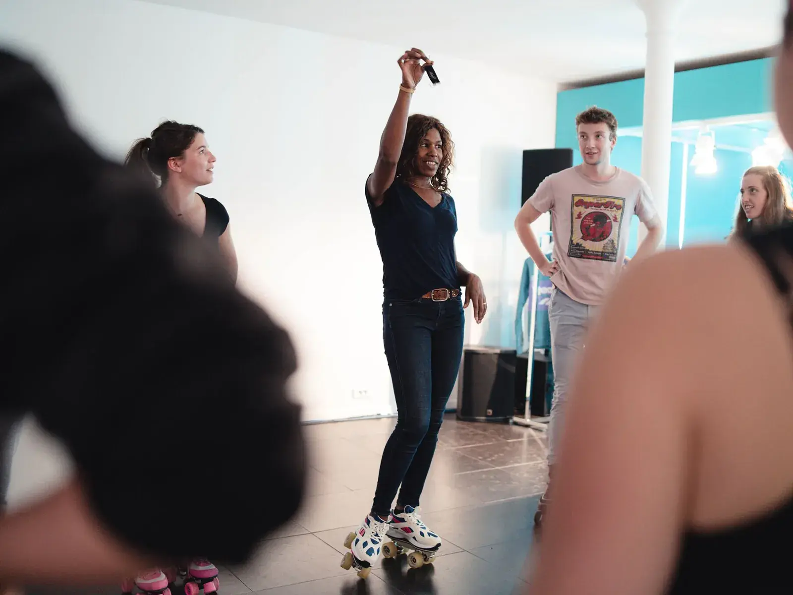 a woman wearing roller skate and showing the key of flaneurz 