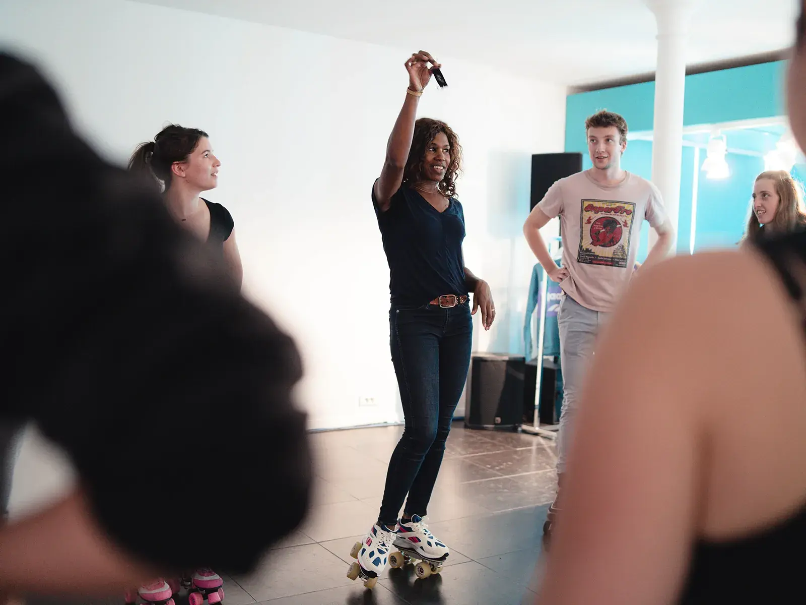 Laurence Professional skates holding flaneurz key and wearing roller skates by flaneurz