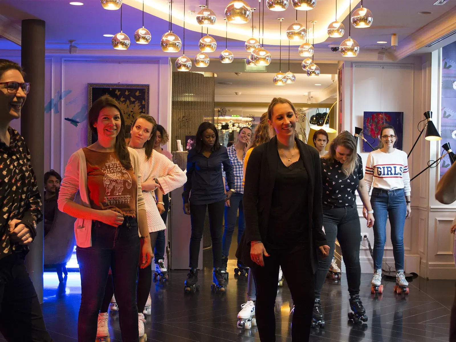 people happy wearing their roller skates in a workshop organized by flaneurz 