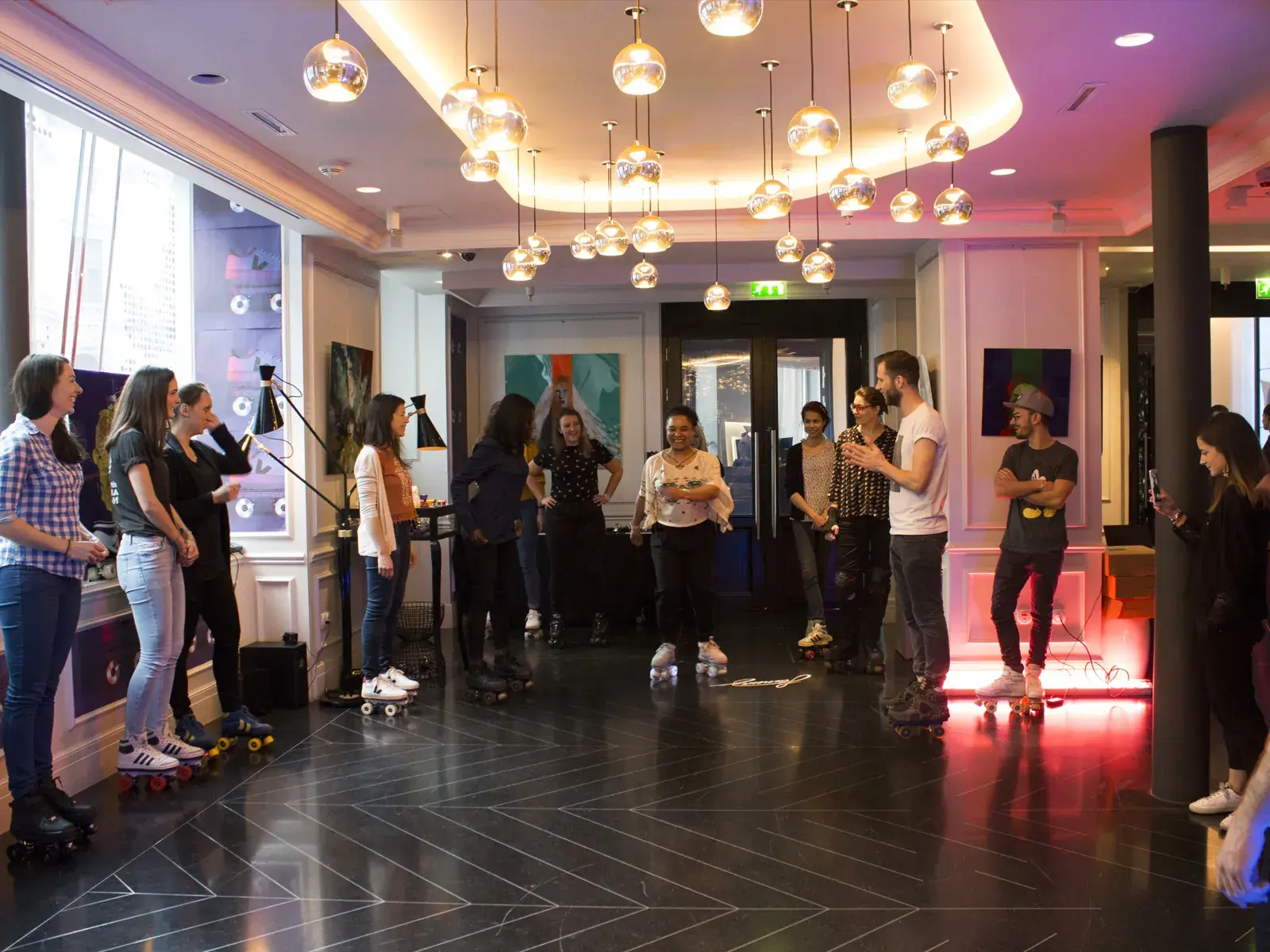 a man explaining roller skating to a group of people in a workshop organized by flaneurz 