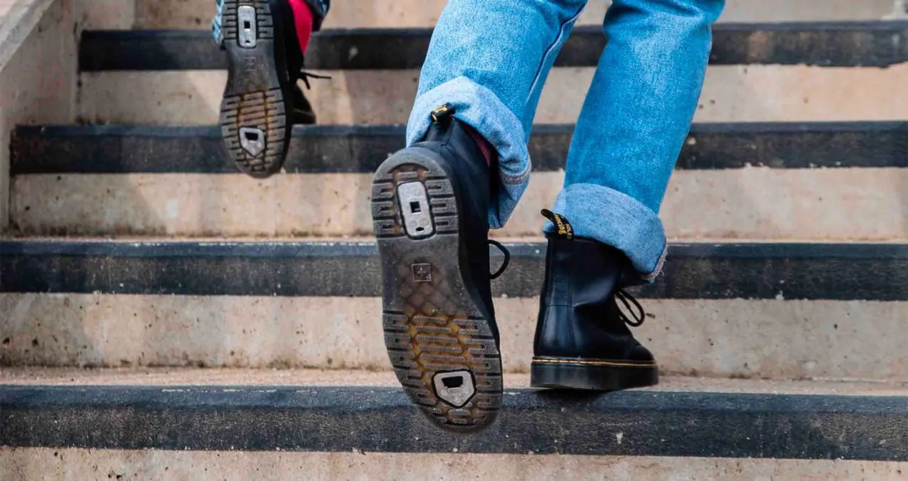 2 persons wearing dr marten with the system of flaneurz