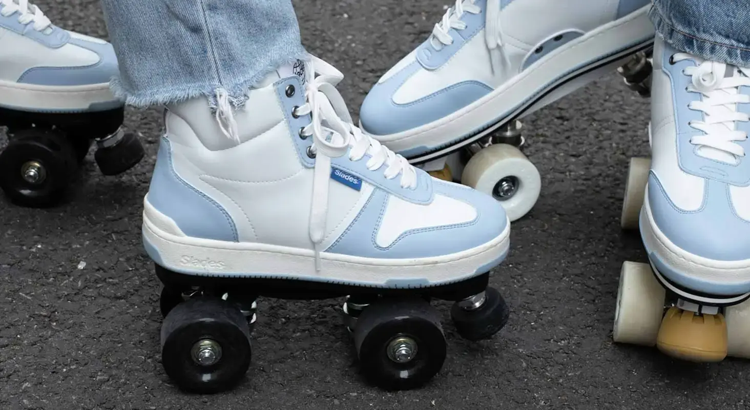 Gros plan sur les Rollers Détachables Slades S-Quad vegan bleu
