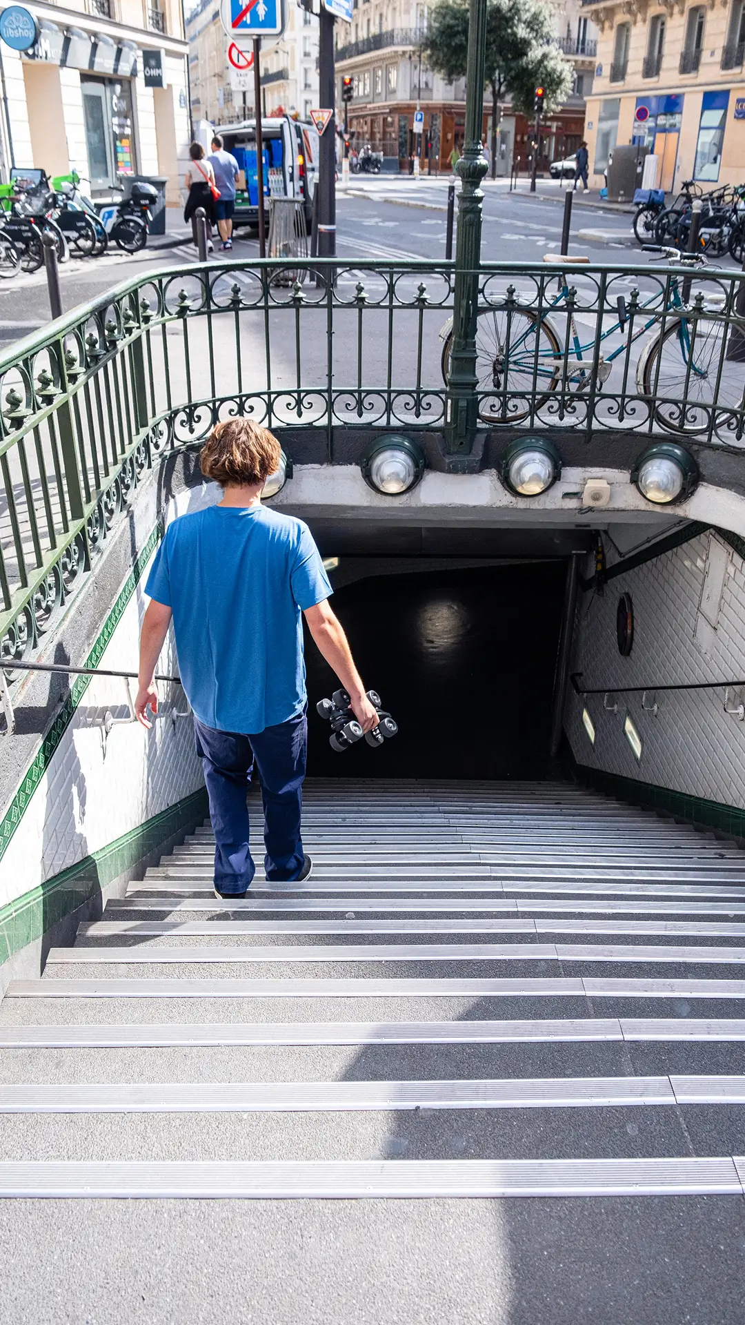 Voyage à pied dans les couloirs comme dans les voitures. Voyage à pied dans les couloirs comme dans les voitures.