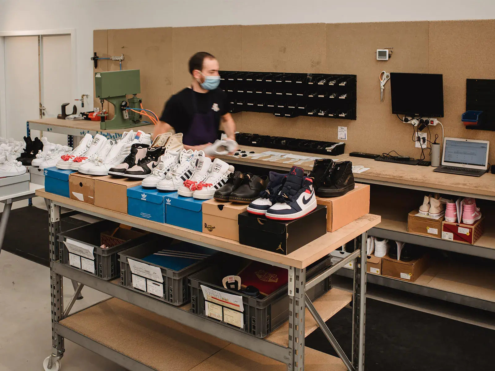 Flaneurz warehouse