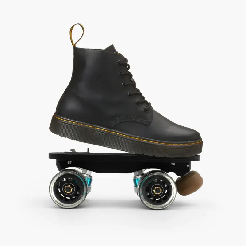 par-flaneurz-dr-martens-black-leather-lusso-thurston-chukka-de_clipse-roller-skates.webp