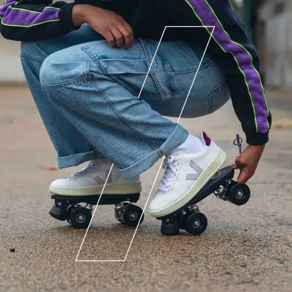 womens-roller-skates-_veja-v-12-white-parme-flaneurz-lifestyle-roller-skates.webp
