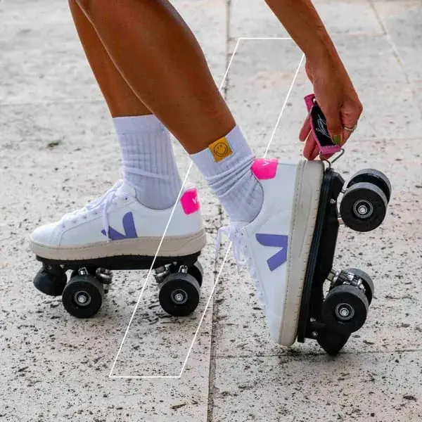 womens-roller-skates-veja-urca-cwl-white-lavender-flaneurz-lifestyle-roller-skates.webp