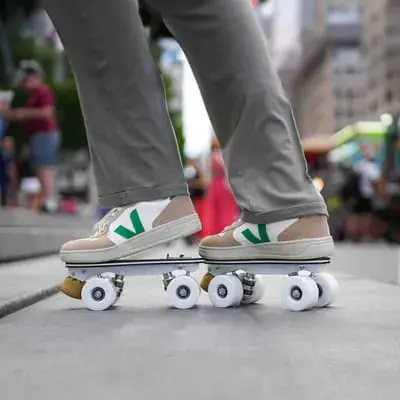 roller-skate-roues-iconic-rolling-parts-white-flaneurz-lifestyle.webp