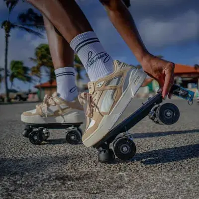 roller-skate-roues-iconic-rolling-parts-black-flaneurz-lifestyle.webp